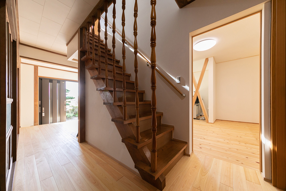 ２階へと続く階段は、以前の階段を再利用しました