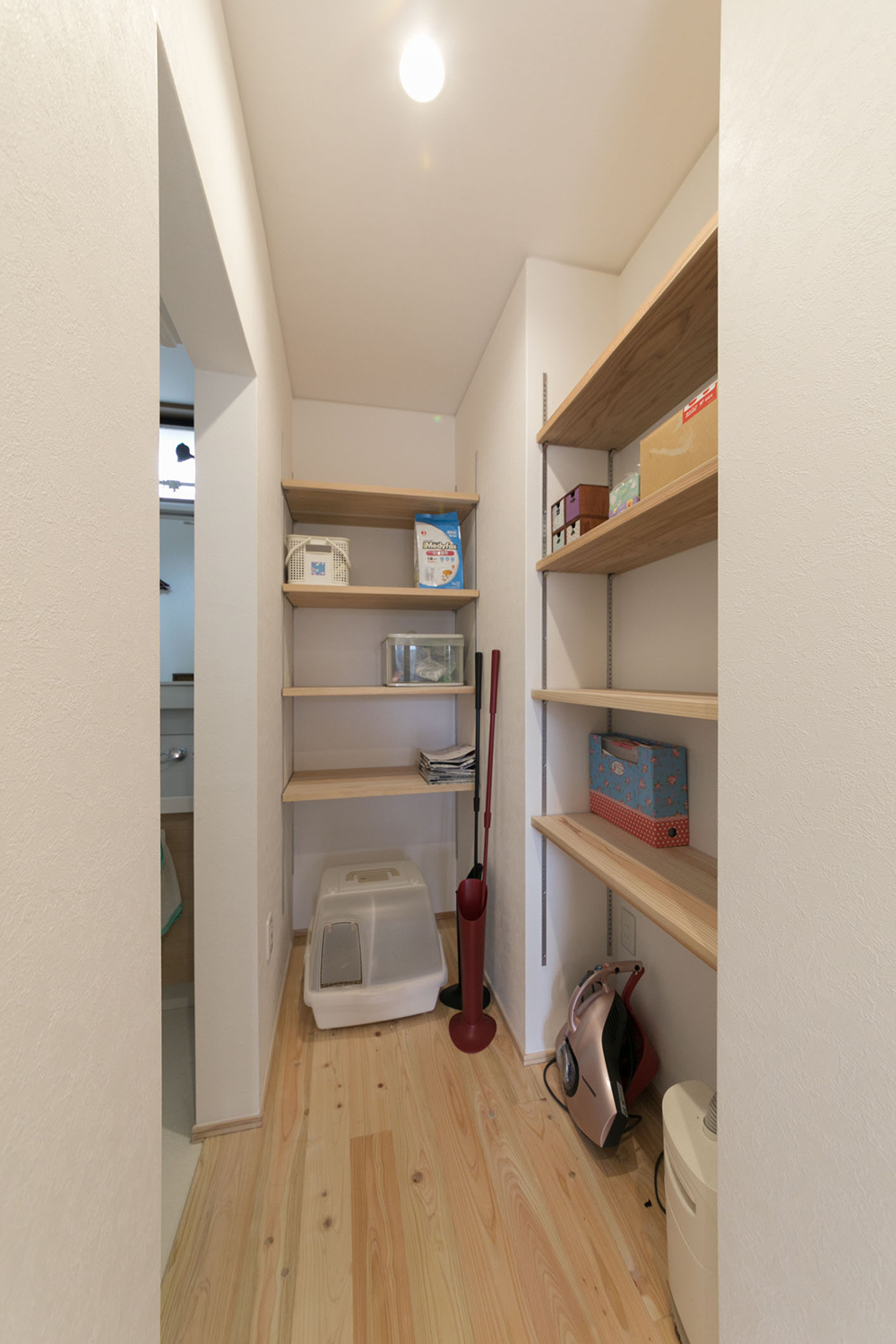 猫ちゃん用品とトイレを収納できる稼働棚で、片付けも楽になりました