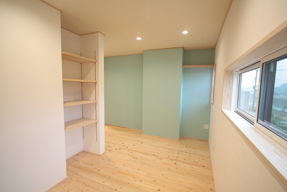 レッスン室の１面をアクセントクロスで明るく