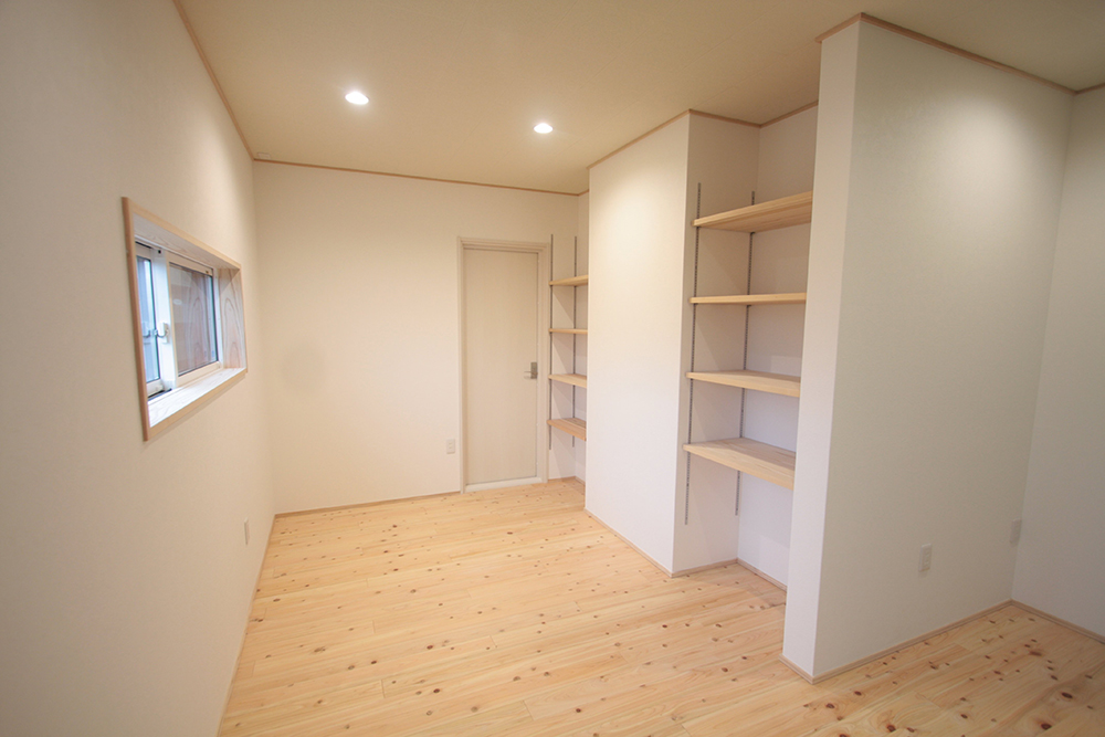 可動棚に楽譜などを収納して、お部屋もスッキリ片付きます