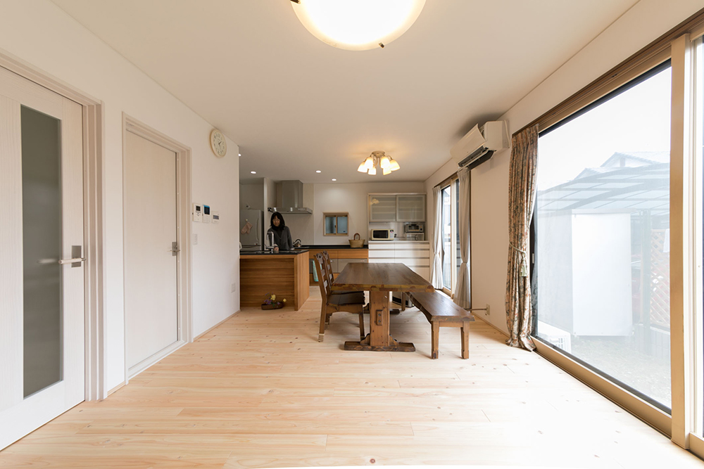 リビングダイニングとつながるキッチンで、お料理も楽しく