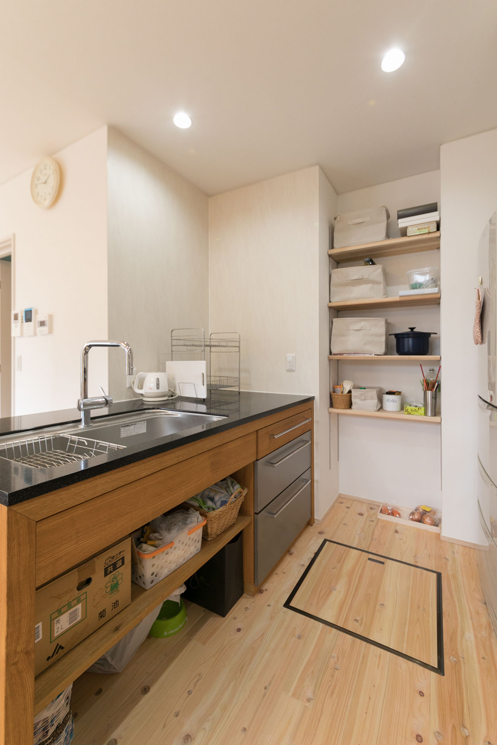 オリジナル造作のキッチンでおしゃれな空間に