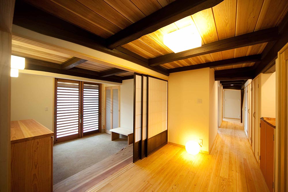 広い玄関土間とやわらかい光で明るい廊下