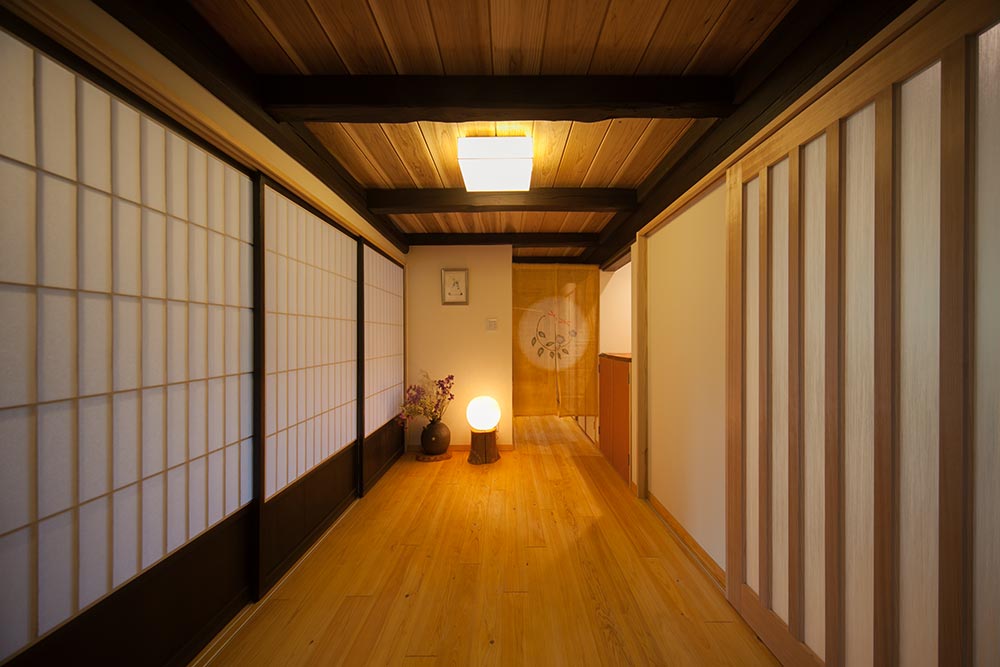 暖かく出迎えてくれる玄関ホール