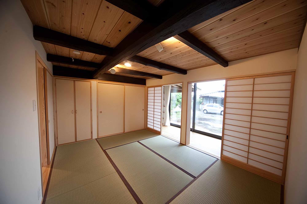 昔ながらの梁は趣のある空間に