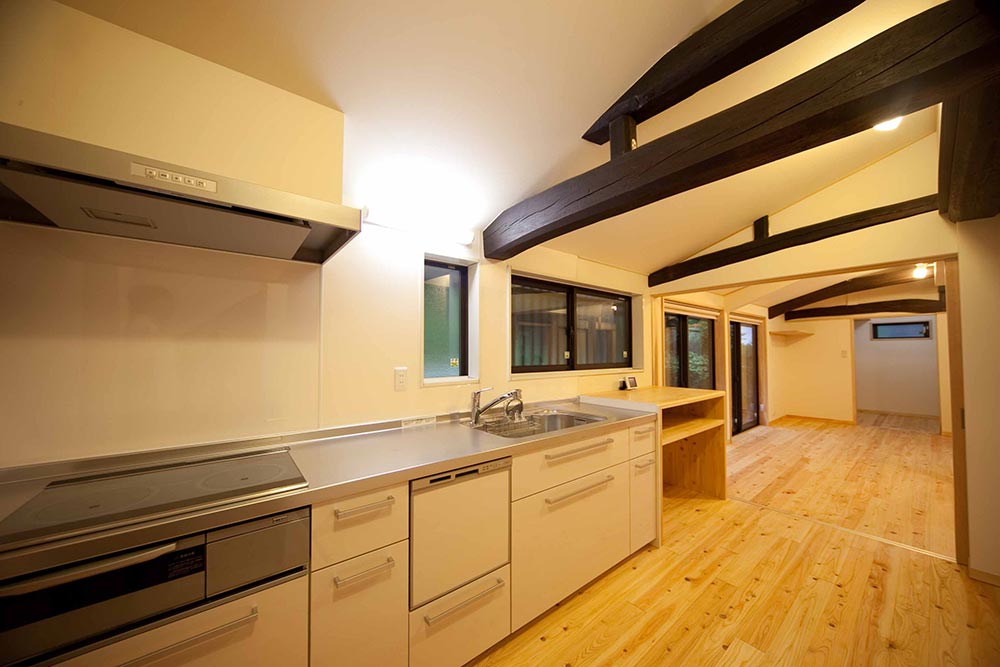 太い梁が目立つ広々としたキッチン