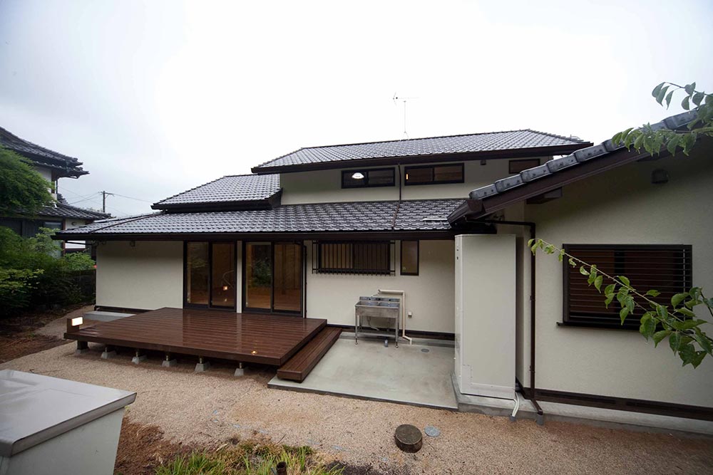 山を見上げる広々としたウッドデッキ