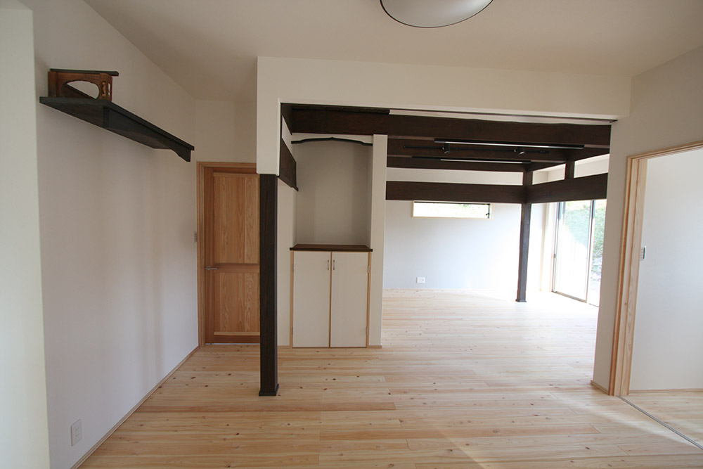 昔の構造はそのままに愛着ある柱に囲まれた暮らし