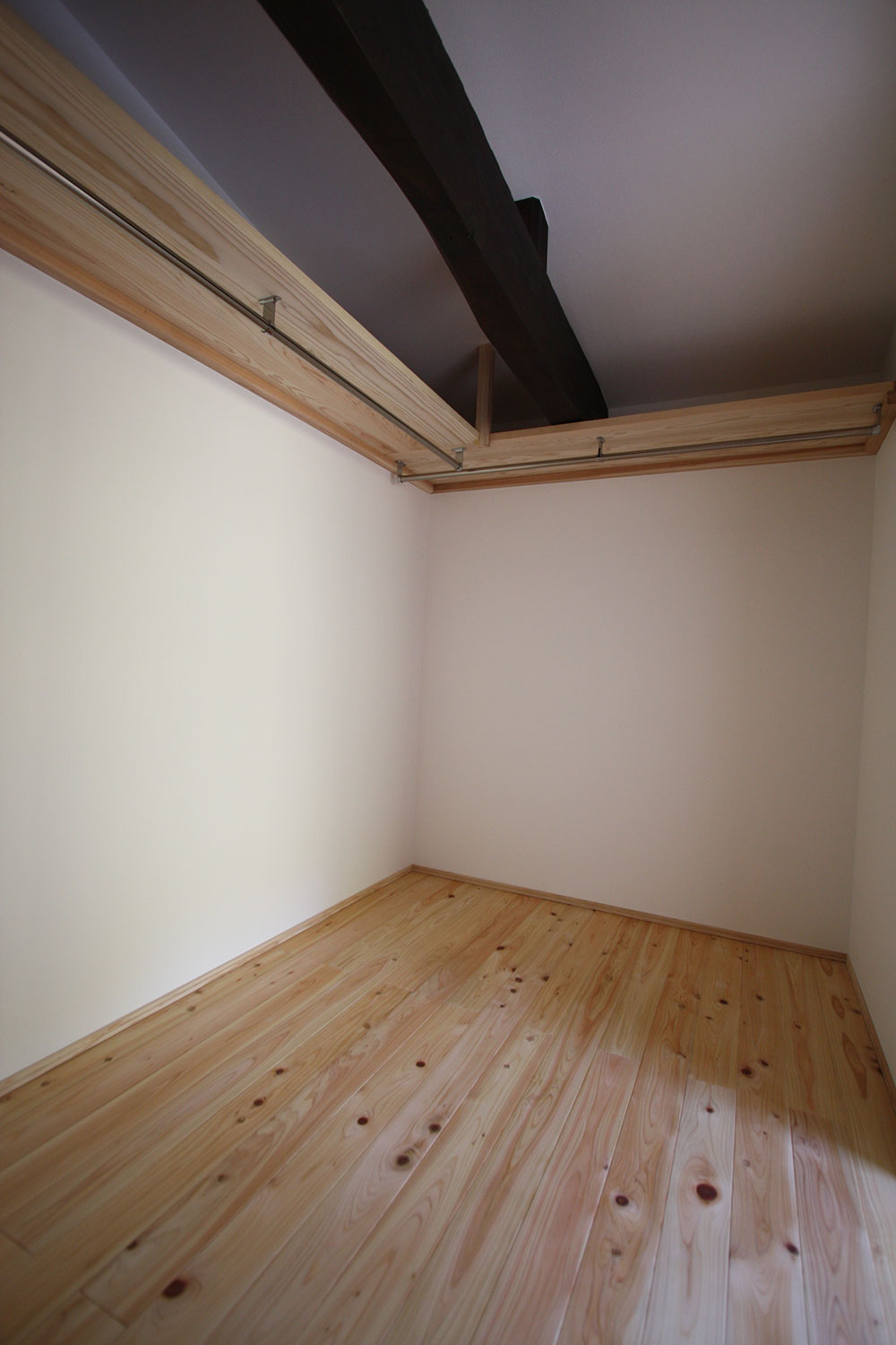 クローゼットも無垢材で調湿効果のある空間