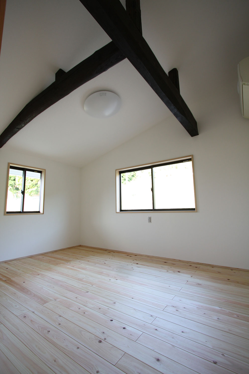 白を基調とした部屋は明るく高い天井で解放感