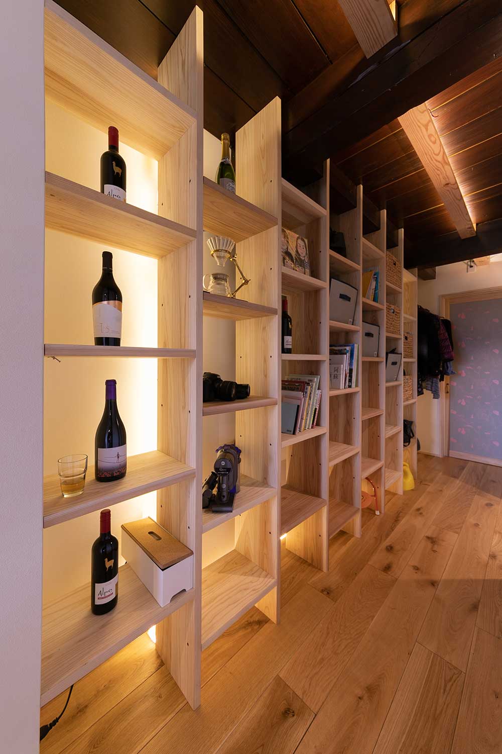 飾り棚で見る人を楽しませます