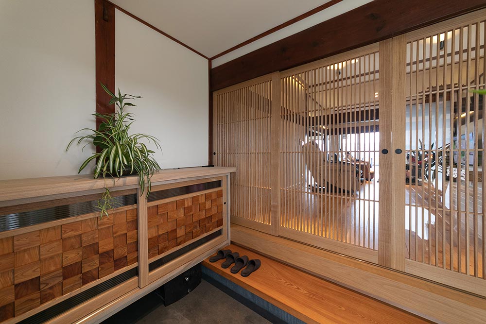 玄関の格子状のサッシは優しくお出迎えしてくれます。