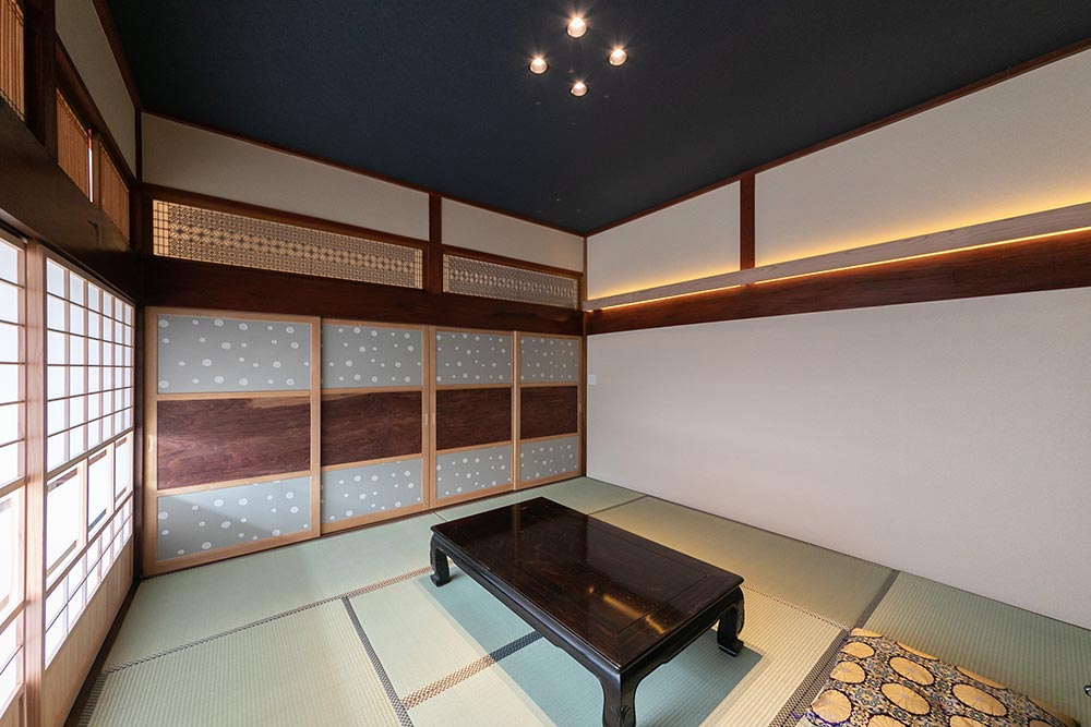 こだわりの襖に間接照明でやわらかい空間