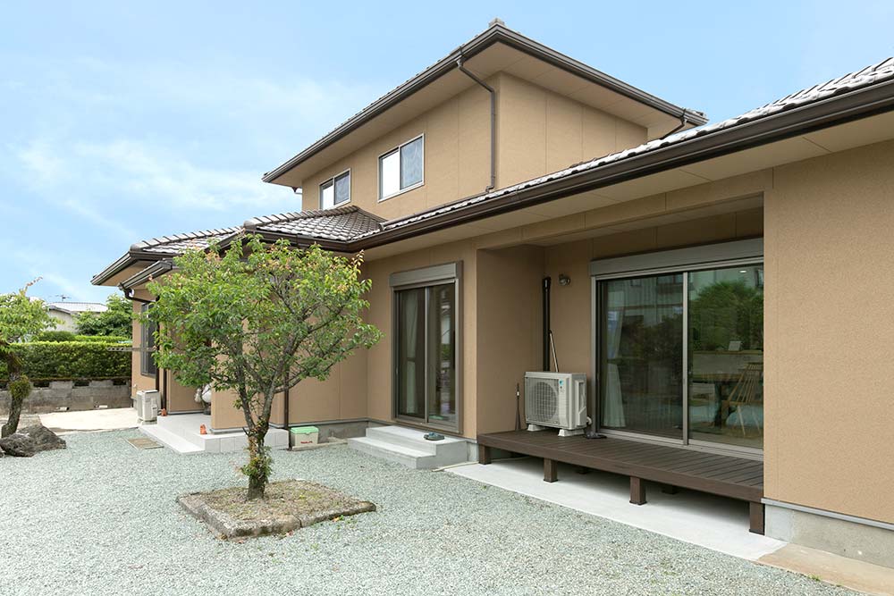 大きく構え、家族を守る住まい