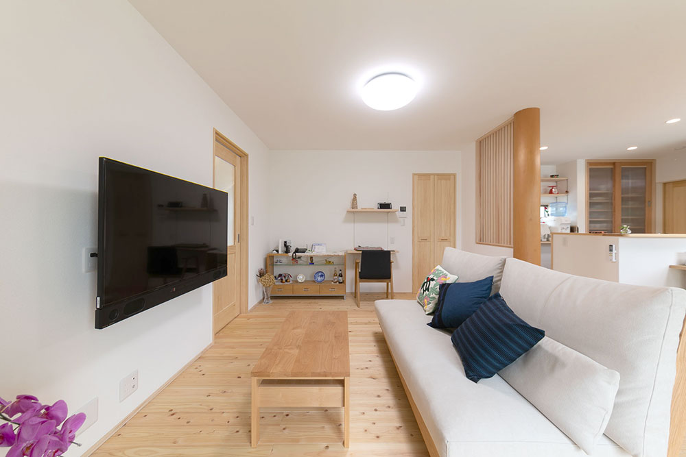 リビングに飾り棚や造作のPC棚を作って日常を考えた配置に