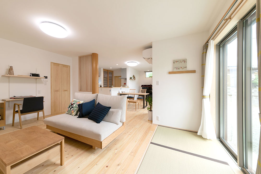 窓際にはミニ畳コーナー外を眺めながらのびのびできる場所