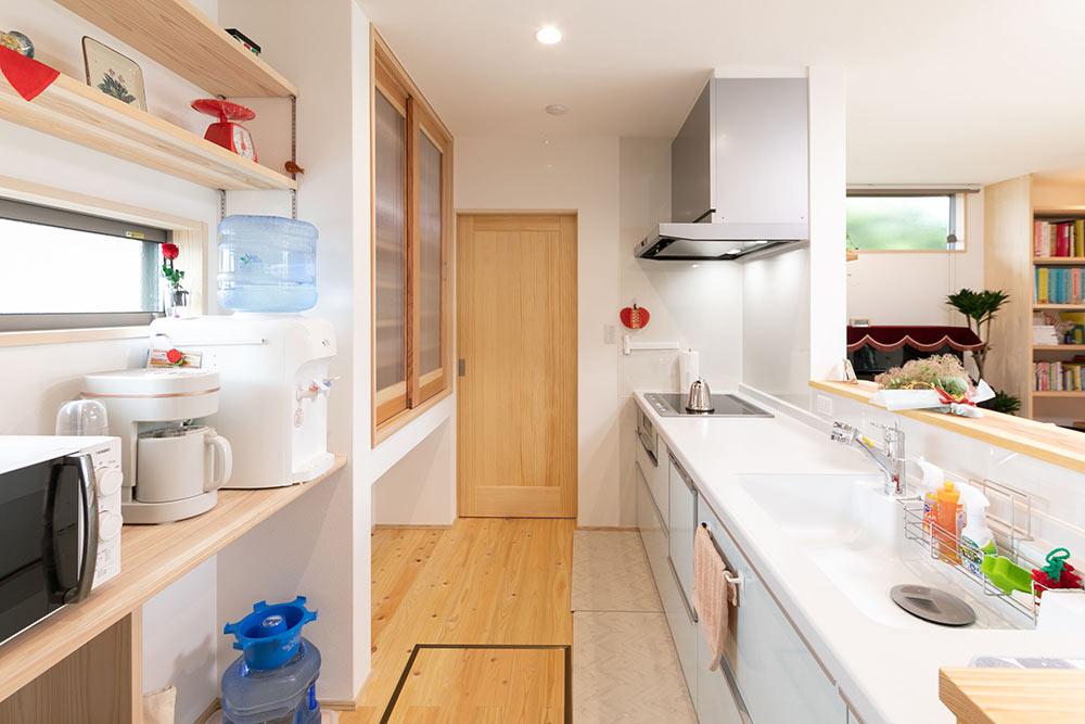 造作の食器棚や家電も置けるように考えたカウンターは無駄なくすっきりと