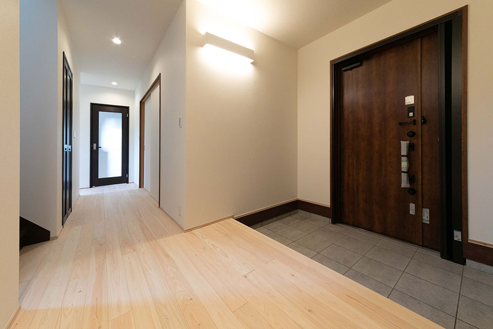 広々とした玄関、玄関扉はカードキーでスマートな暮らし