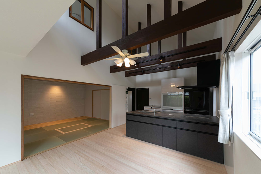 吹き抜けの梁が映える、明るく上品なLDK