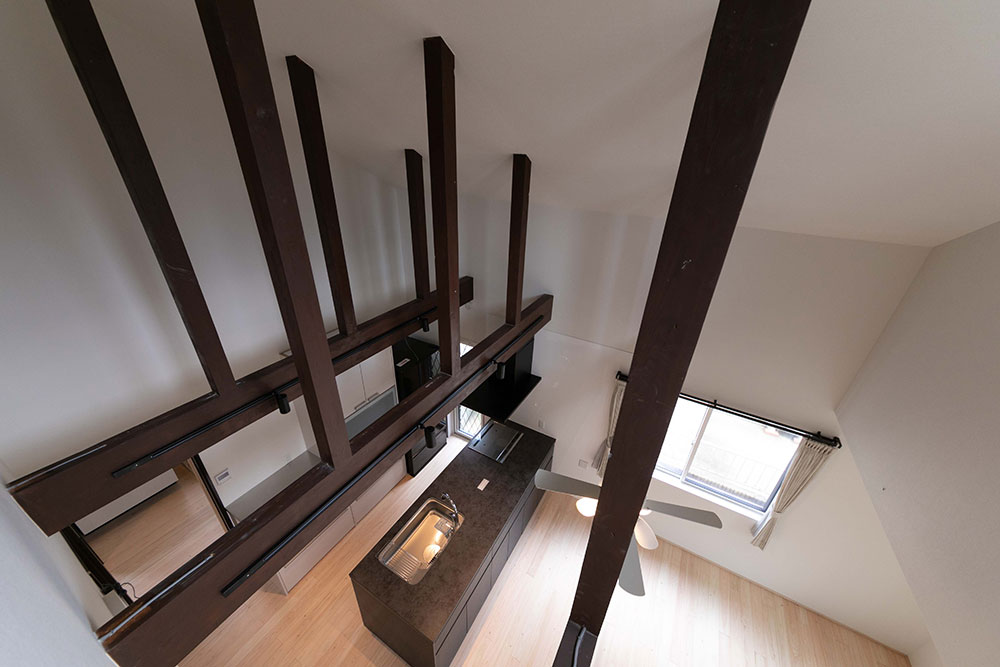 開放感のある吹き抜けと存在感のある梁