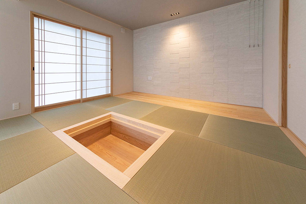 オリジナルの掘りごたつは用途に合わせて開閉可能