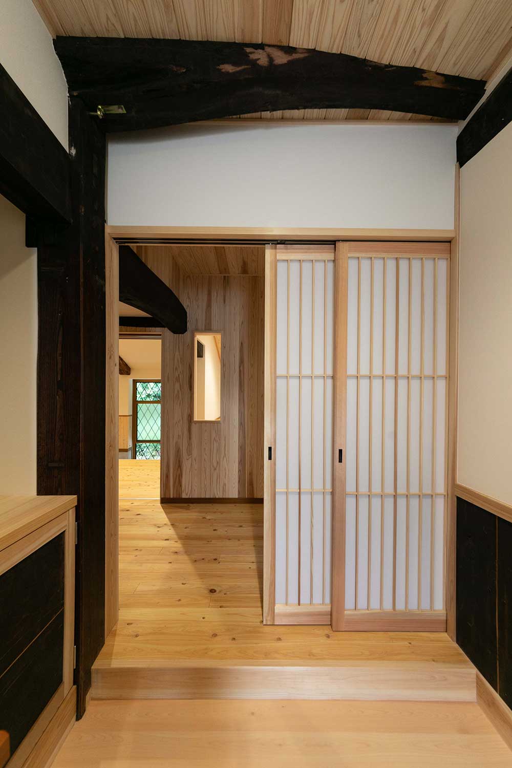 無垢の木をたくさん使用した暖かい家