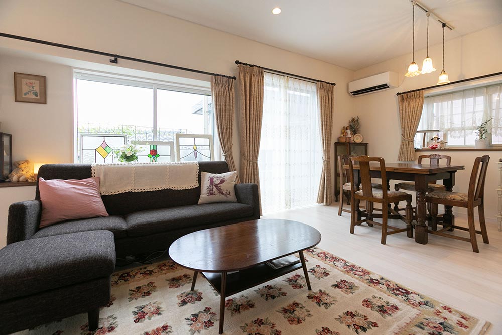 インテリアには、アンティーク調の家具や趣味を