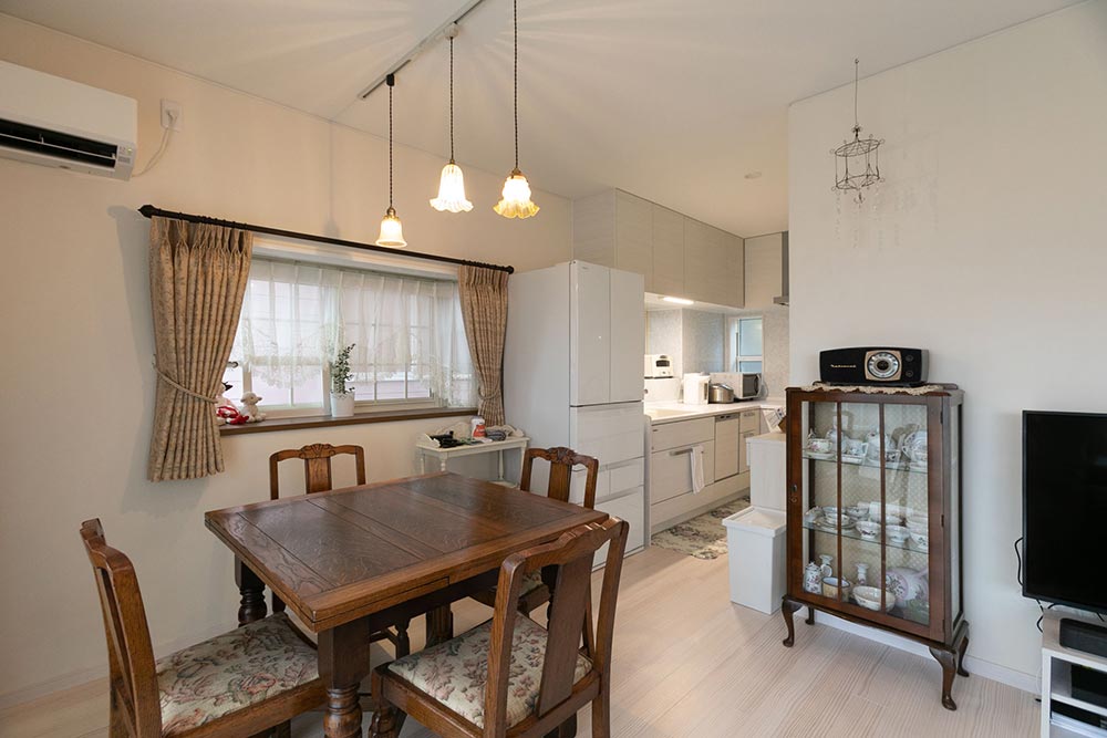 やわらかい光の下、家族団らんを