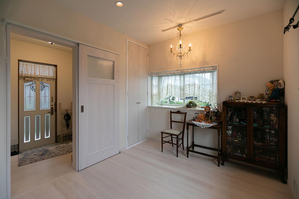 フローリングや建具をホワイト系で統一