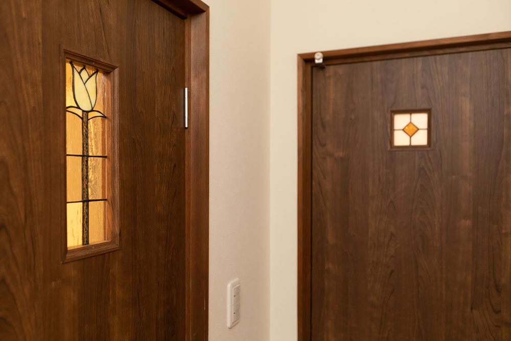 建具にも、趣味のステンドグラスをプラスして