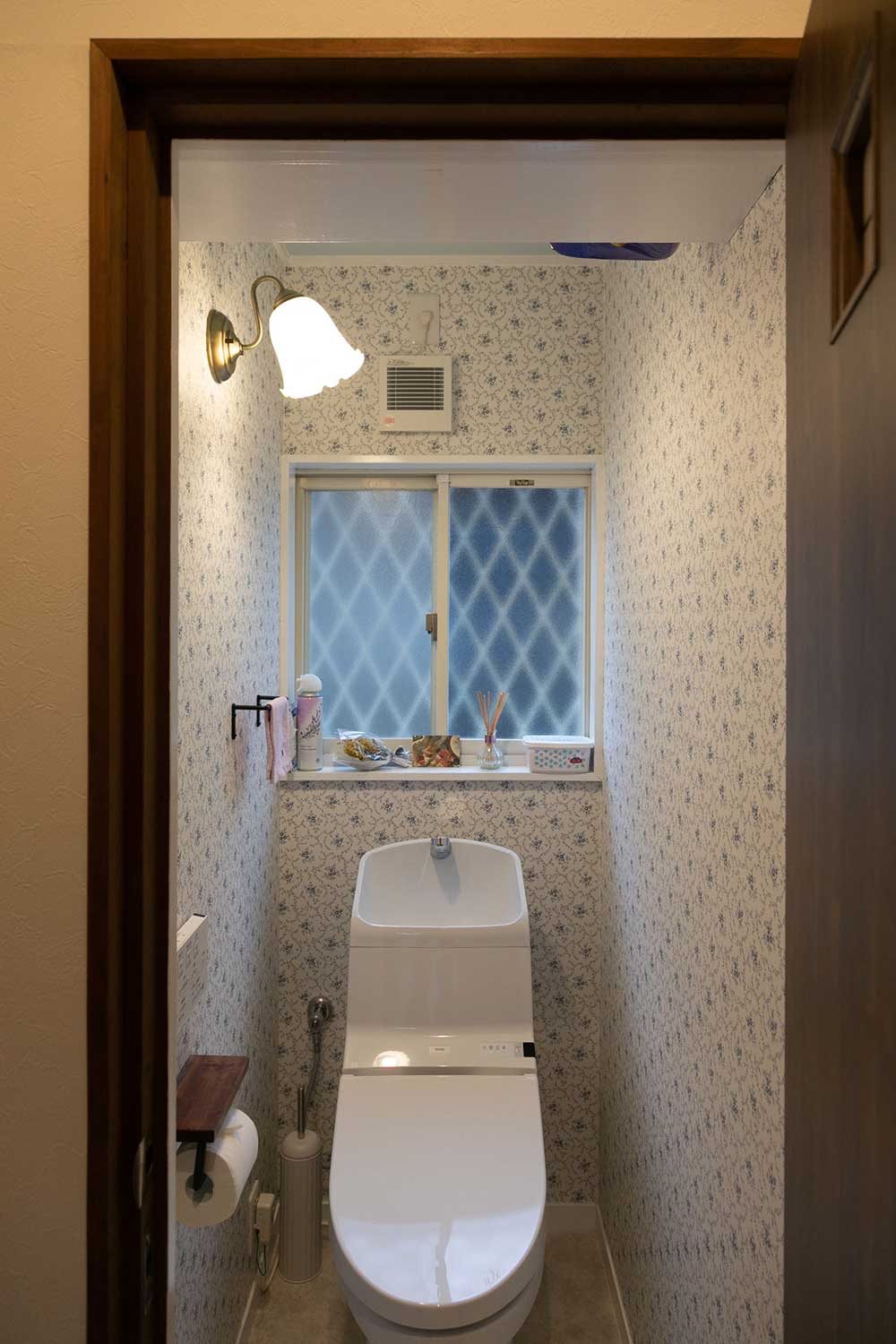 上品なクロスと照明で、アンティークな空間に