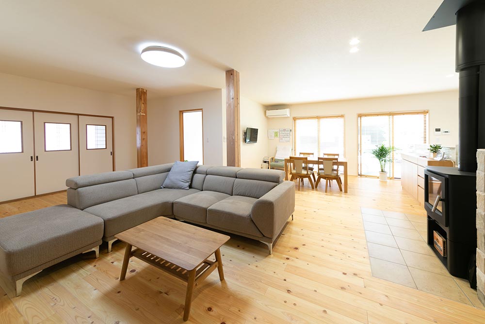 光が差込、冬は薪ストーブで部屋中が暖かくなります