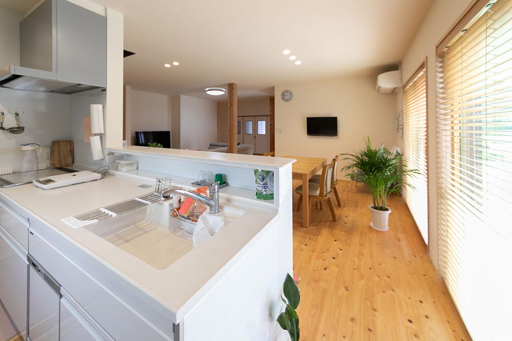 リビングダイニングを見渡しながら料理を楽しめるキッチンに