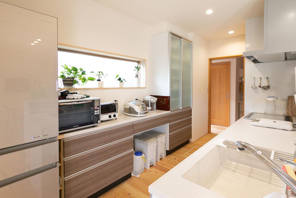 地震でも倒れる心配がない、作り付けの大容量キッチン収納