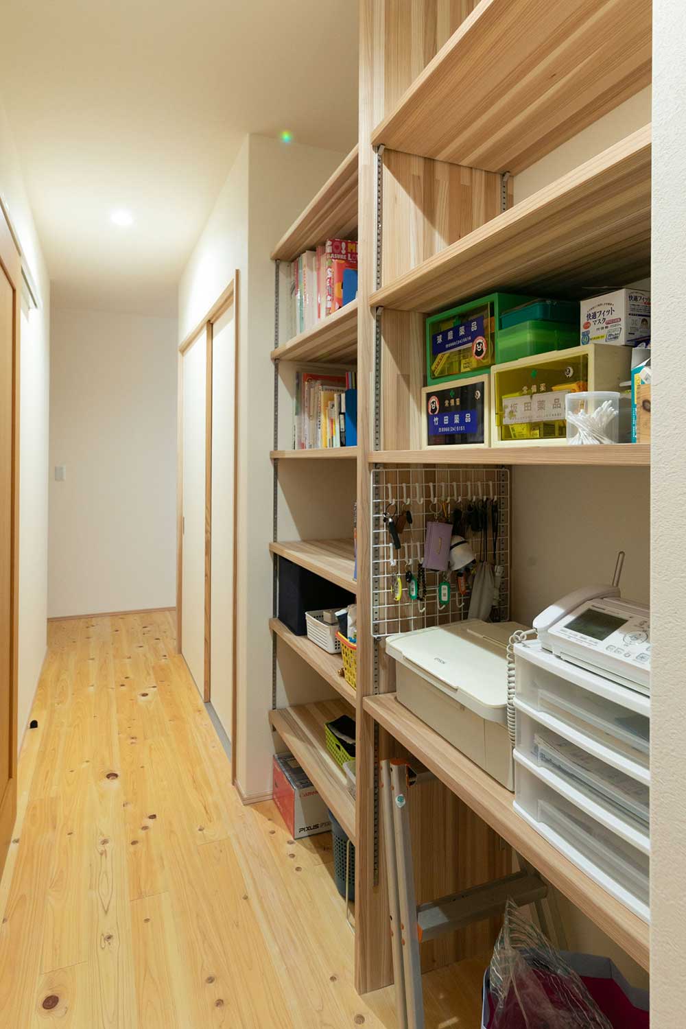 容量たっぷりの収納棚で、家の中をすっきりと