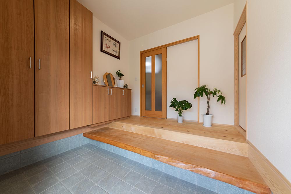 1枚板で仕上げた上がり框(かまち)は上品な玄関に
