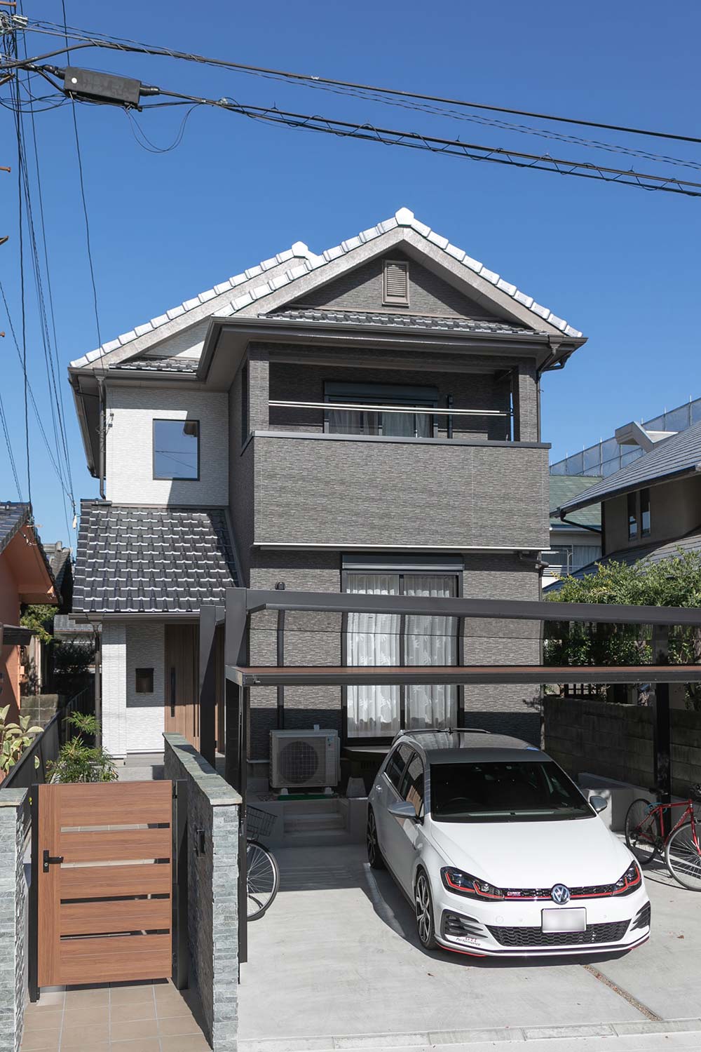 ツートーンカラーの外壁で、ウチもソトも統一感。カーポートもスマートな印象