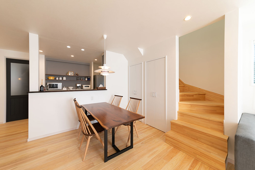 対面キッチンとLDKの中心に階段