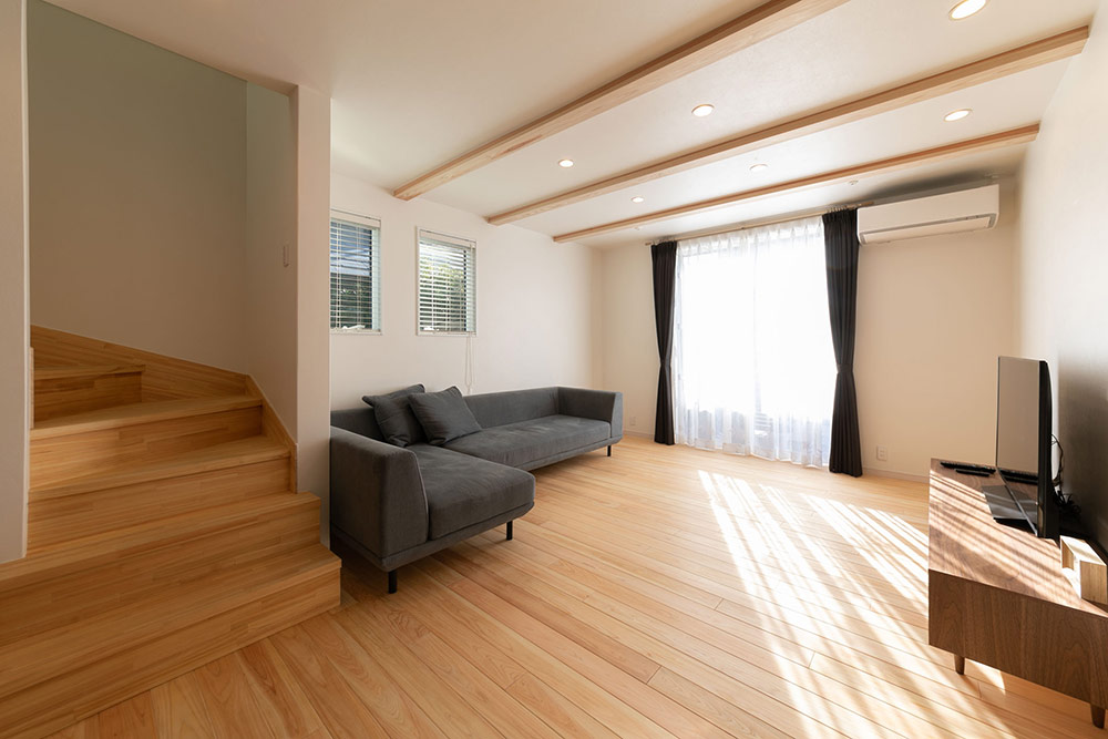 天井に化粧梁をいれることで木のぬくもりを