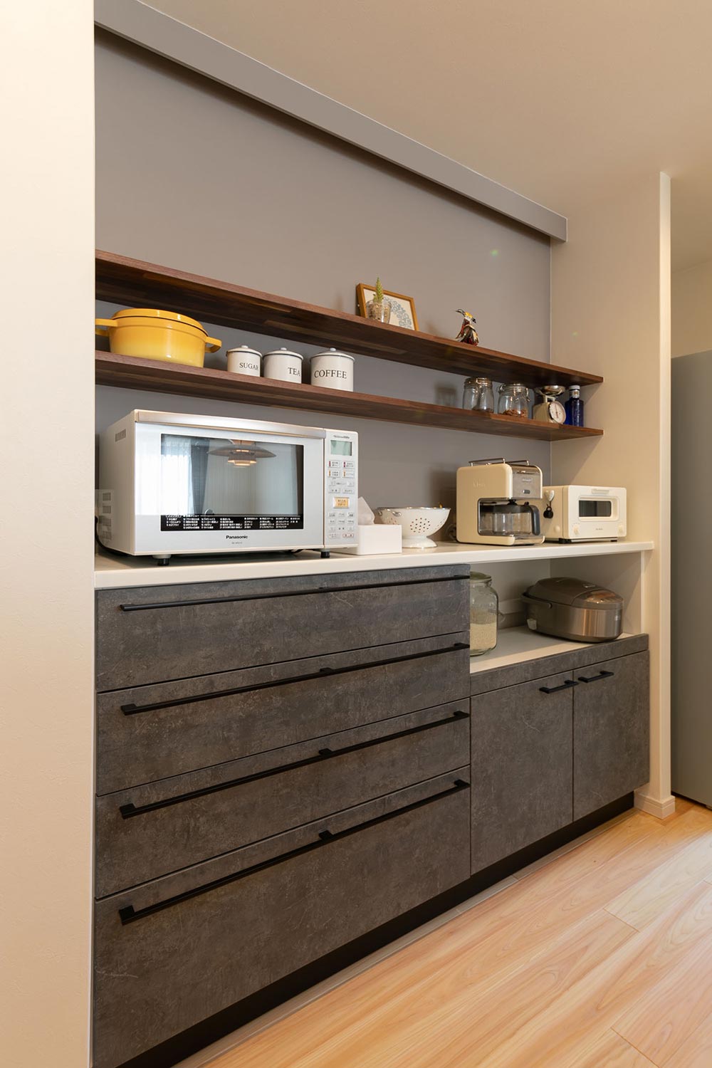 こだわりのグレーのアセントクロスはキッチンをおしゃれに楽しむデザイン