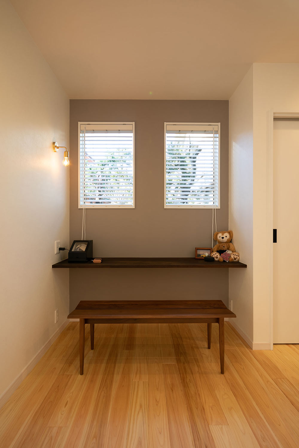 キッチン横のウォールナットのカウンターとアクセントクロス