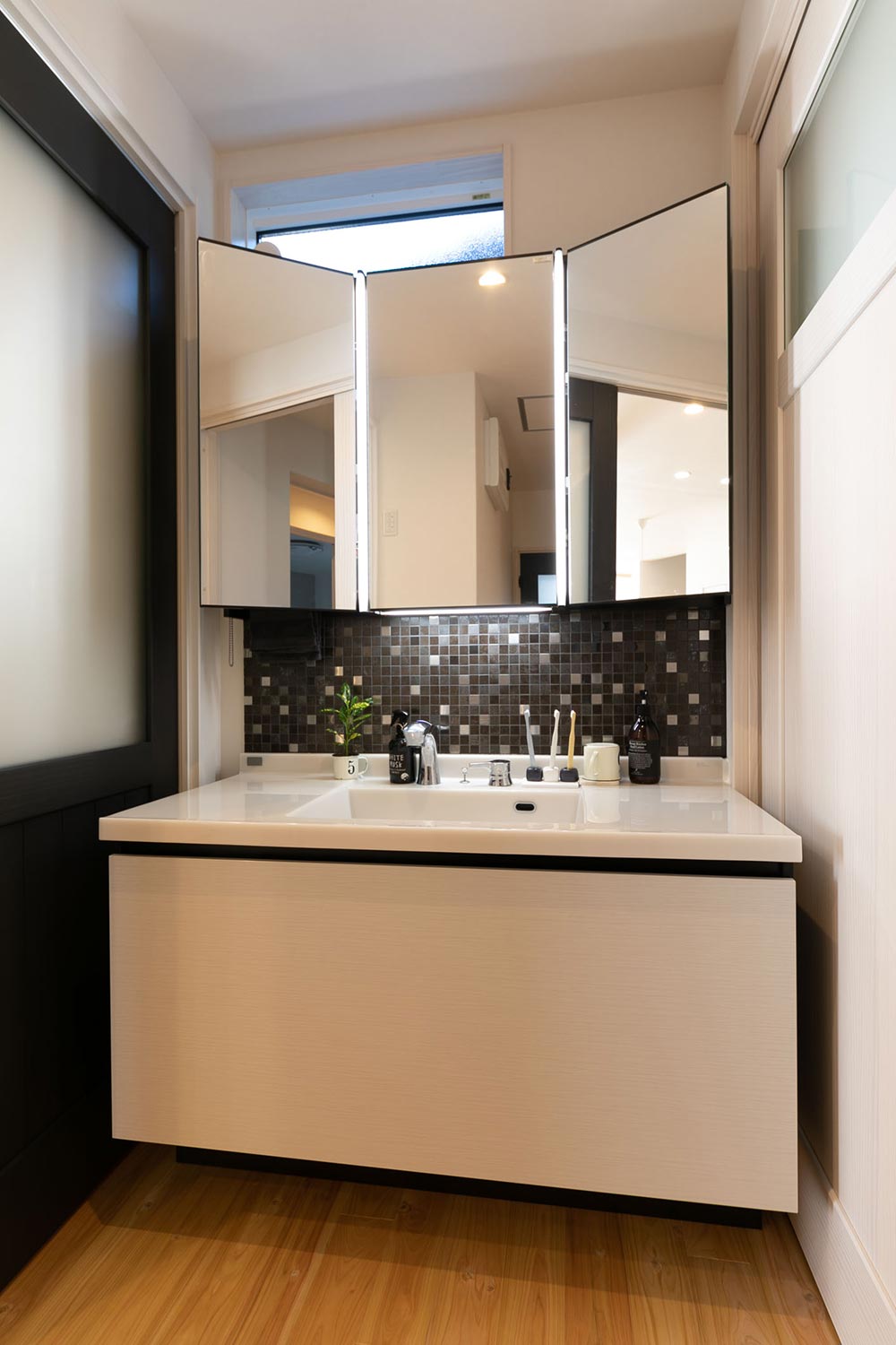 黒のタイルで落ち着いた雰囲気のオリジナル洗面台