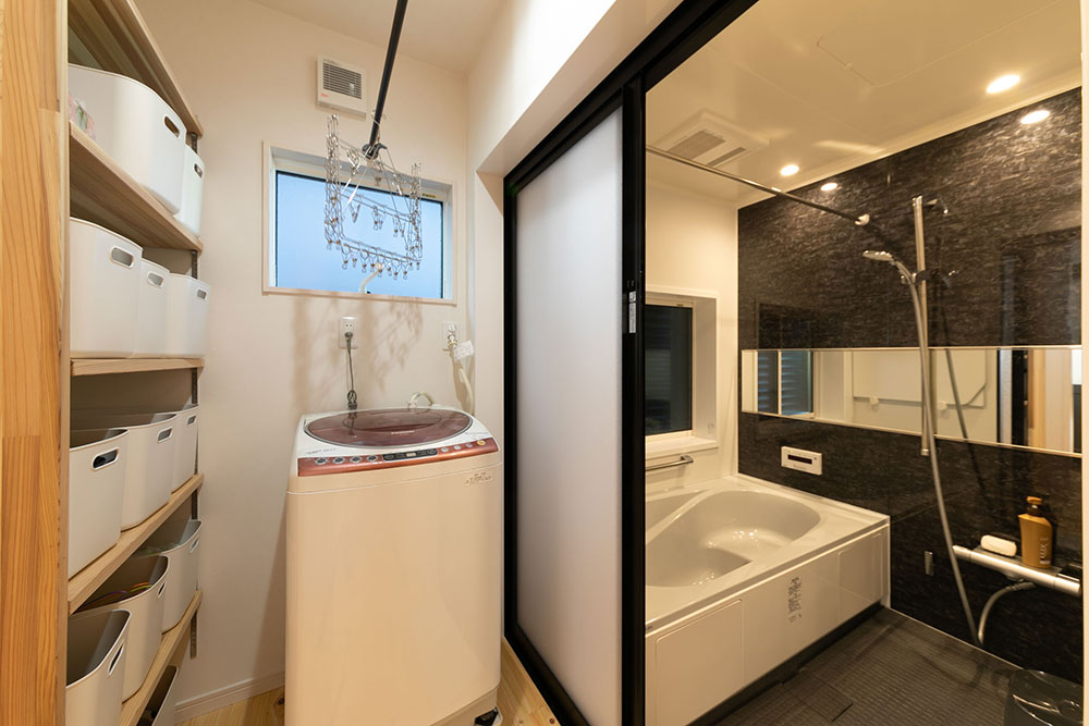 収納たっぷりで、洗濯物も干せる便利な動線に