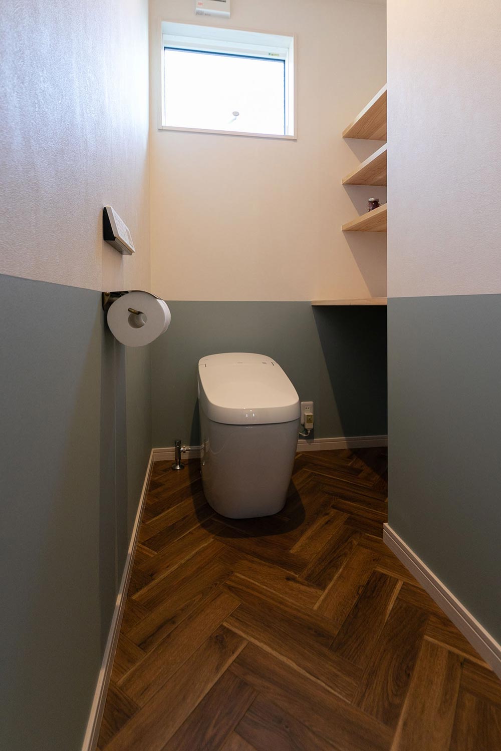 床はヘリンボーンとクロスはツートンでこだわりを。奥には収納も設置しました