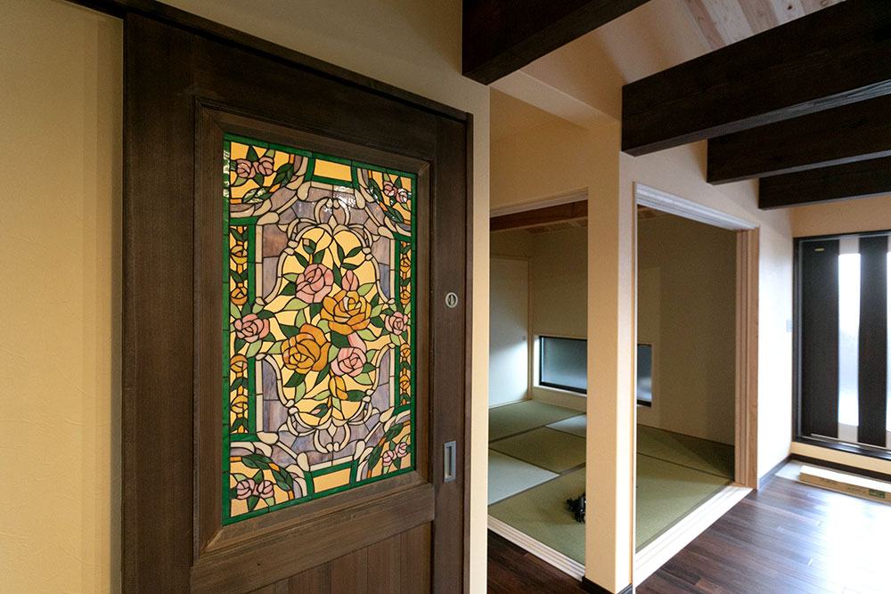 お母様がお持ちだったステンドグラスをはめ込んだ、オリジナルの建具