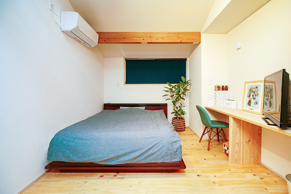 寝室はコンパクトに。木の香る安らぎの空間