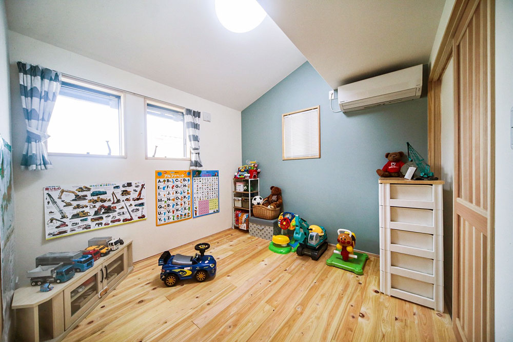 アクセントクロスでおしゃれな子ども部屋に