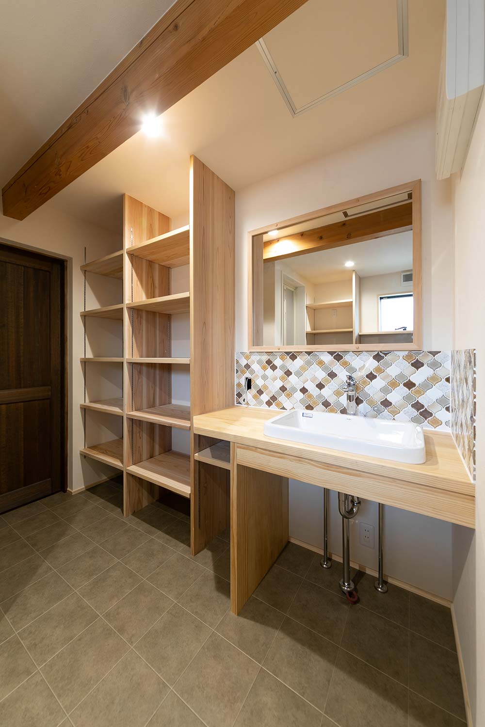 造作の洗面台は、おしゃれなこだわりのタイルと大容量の収納