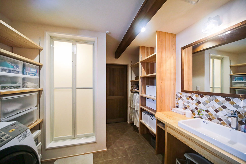 プライベートを確保するため、２階にはシャワールームを設置