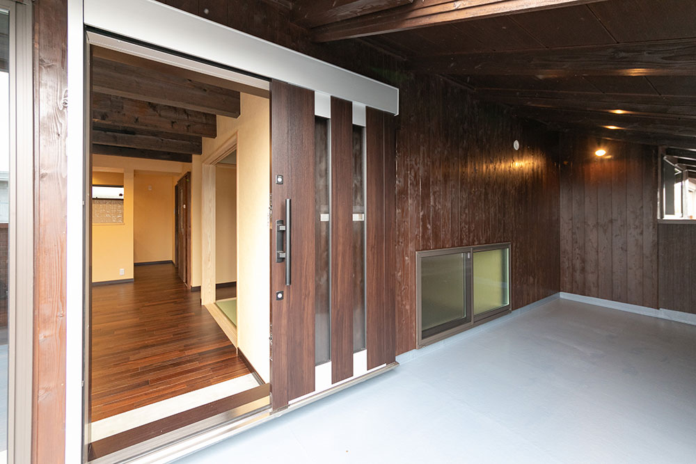 ２階にできた、若い夫婦のための新しい玄関